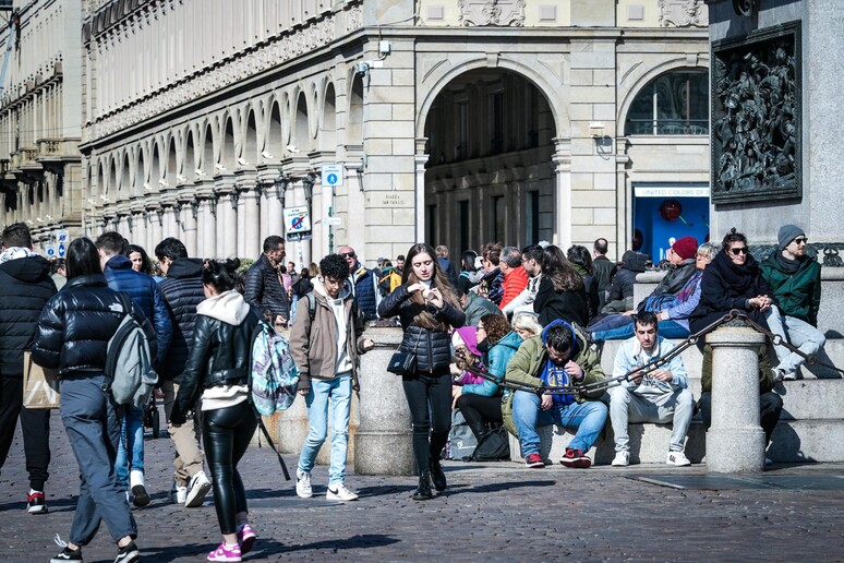 Pasqua: cittadini e turisti riempiono il centro di Torino - RIPRODUZIONE RISERVATA