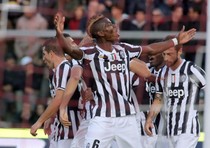 Paul Pogba esulta dopo che Carlos Tevez ha segnato il 2-0 per la Juventus a Livorno