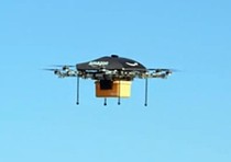 Un fermo immagine da un video diffuso da Amazon mostra un drone impegnato nella consegna di merce acquistata on line