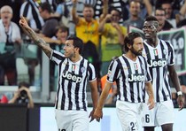 Carlos Tevez (s) saluta i tifosi dopo aver segnato il 4/o gol della Juventus
