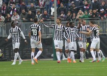 Fernando Llorente (c) esulta con i compagni dopo aver segnato il gol dell'1-1 in Cagliari-Juventus