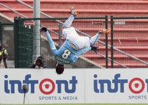 Hernanes festeggia dopo il gol in Udinese-Lazio (2-3)