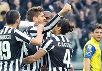 Fernando Llorente (c) festeggia coi conpagni dopo aver segnato il 3-1 in Juventus-Chievo