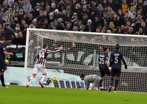 Juventus-Inter 1-0: al 15' pt perfetto lancio di Pirlo per l'inserimento di Lichtsteiner che di testa centra l'angolo, palo-rete.