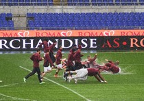 I calciatori della Roma si tuffano sul prato, incitati dai tifosi, al termine della sgambatura chiesta dall'allenatore Rudi Garcia dopo il rinvio di Roma-Parma allo stadio Olimpico