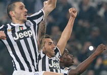 Leonardo Bonucci (s), Carlos Tevez (c) e Paul Pogba (d) alla fine di Juventus-Torino