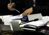 Matteo Renzi prende appunti in Senato durante la seduta dedicata al voto di fiducia al Governo