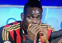 Mario Balotelli piange in panchina durante Napoli-Milan, coi rossoneri ancora sconfitti