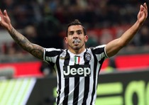 Carlos Alberto Tevez esulta dopo aver segnato il gol del 2-0 per la Juventus al Milan