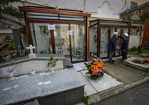 Abusi edilizi in cimitero a Napoli, tra tombe spunta veranda