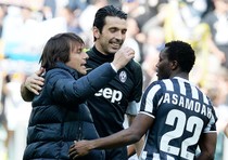 Conte, Buffon e Asamoah esultano al termine di Juventus-Fiorentina